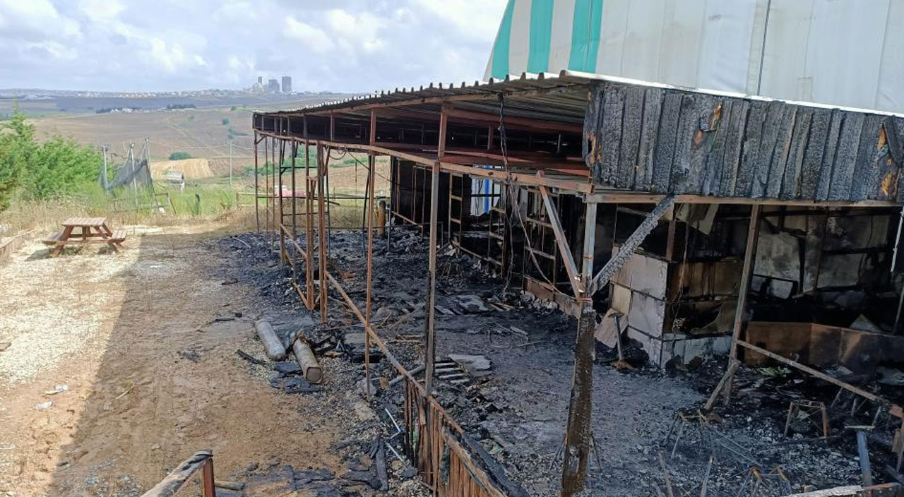 Halı saha deposunda çıkan yangını söndürmeye giden ekipler ceset buldu