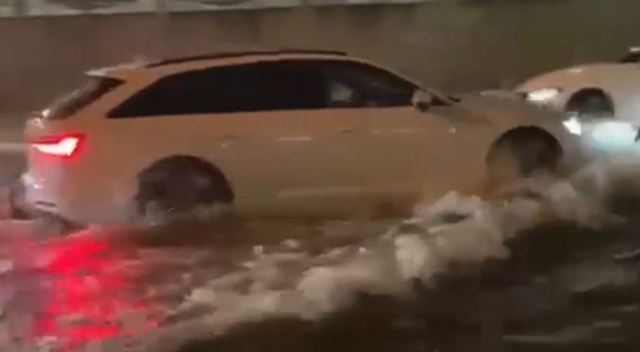 İstanbul kavrulurken Edirne'de yağış nedeniyle yollar nehre döndü