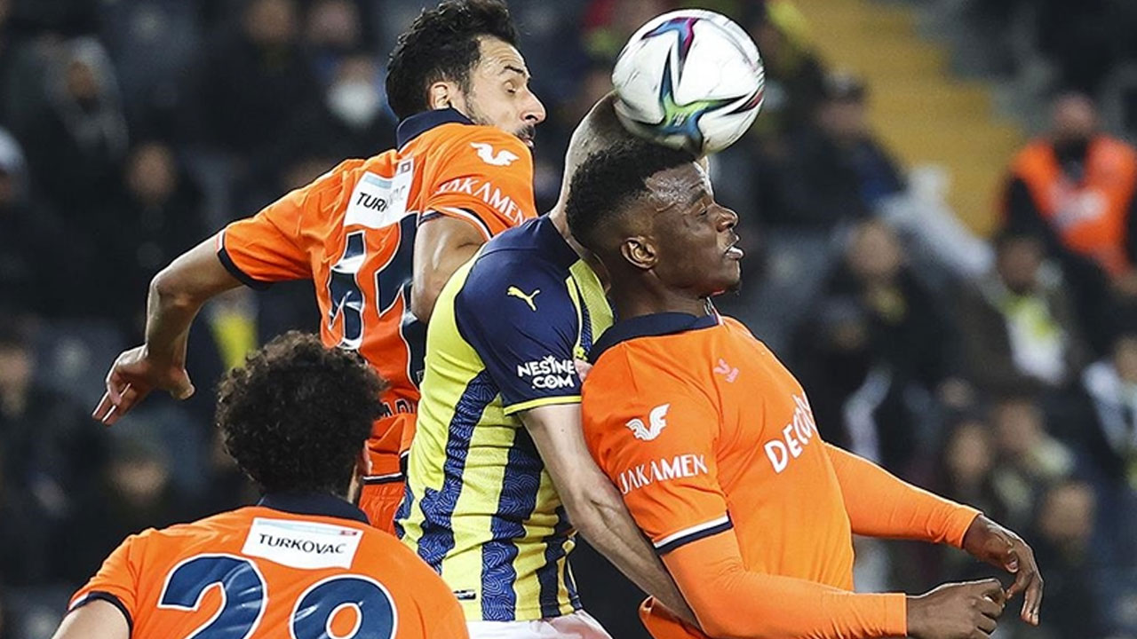 Fenerbahçe kendi evinde Başakşehir’e mağlup oldu: Kadıköy'de istifa sesleri