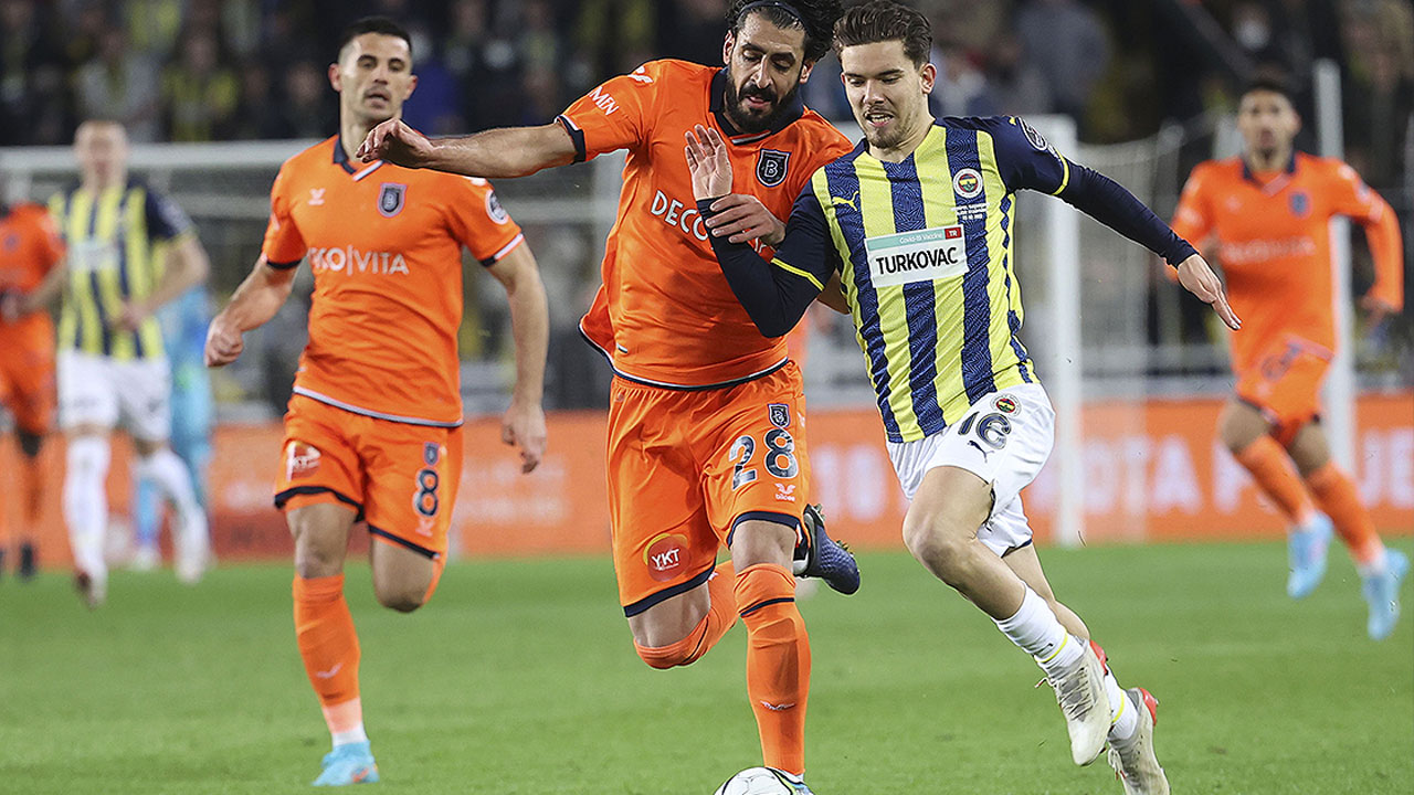 Fenerbahçe kendi evinde Başakşehir’e mağlup oldu: Kadıköy'de istifa sesleri