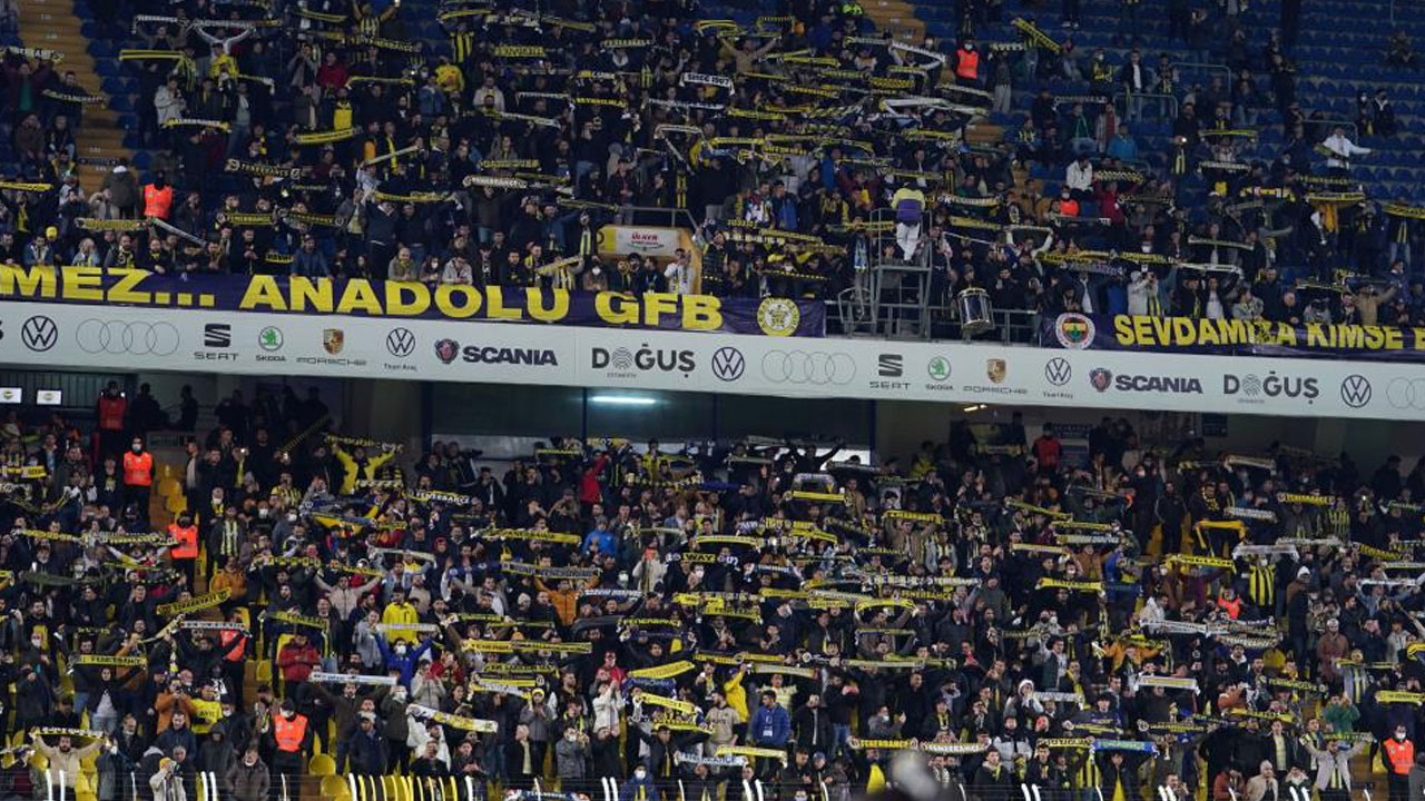 Fenerbahçe kendi evinde Başakşehir’e mağlup oldu: Kadıköy'de istifa sesleri