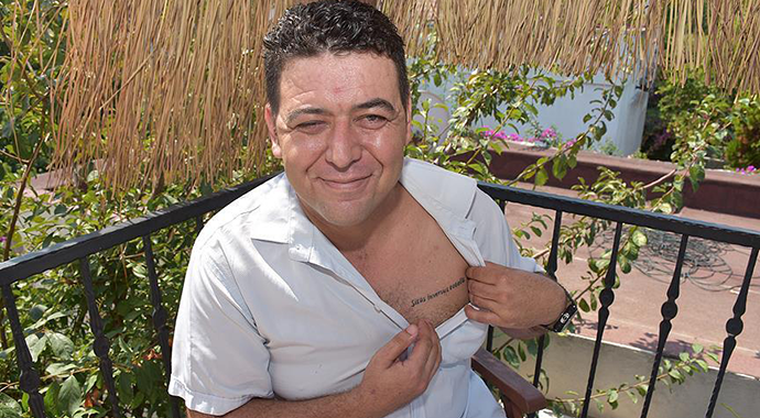 Dövmesinde iç organlarım ters tarafta yazıyor!