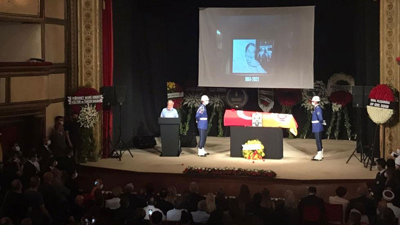 Ferhan Şensoy son yolculuğuna uğurlandı Ferhan Şensoy son yolculuğuna uğurlandı