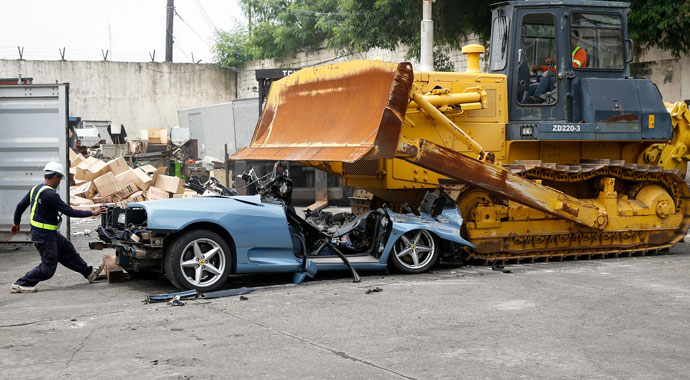 Filipinler'de ele geçirilen kaçak Ferrari imha edildi