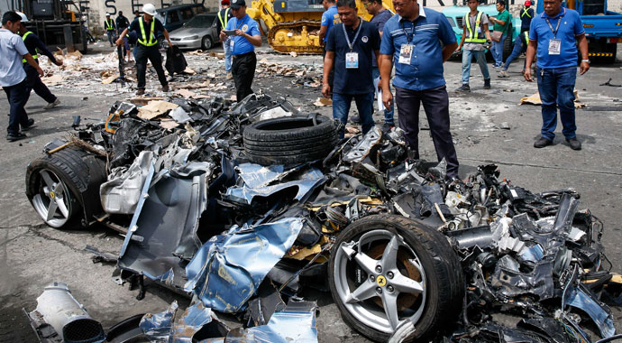 Filipinler'de ele geçirilen kaçak Ferrari imha edildi