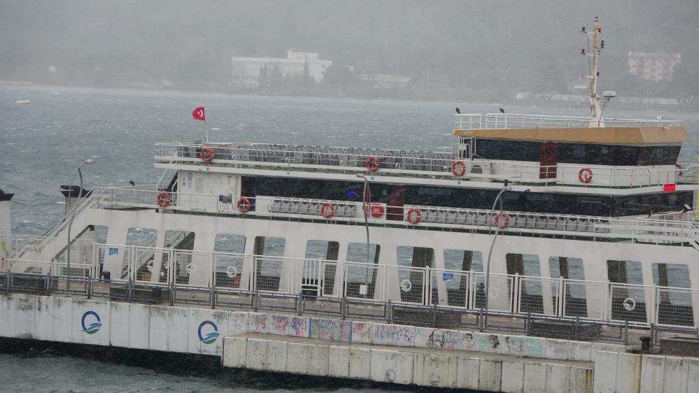 Çanakkale'de feribot seferlerine fırtına engeli