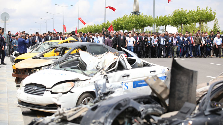 FETÖ üyesi pilotların bombaladığı araçlar sergilendi