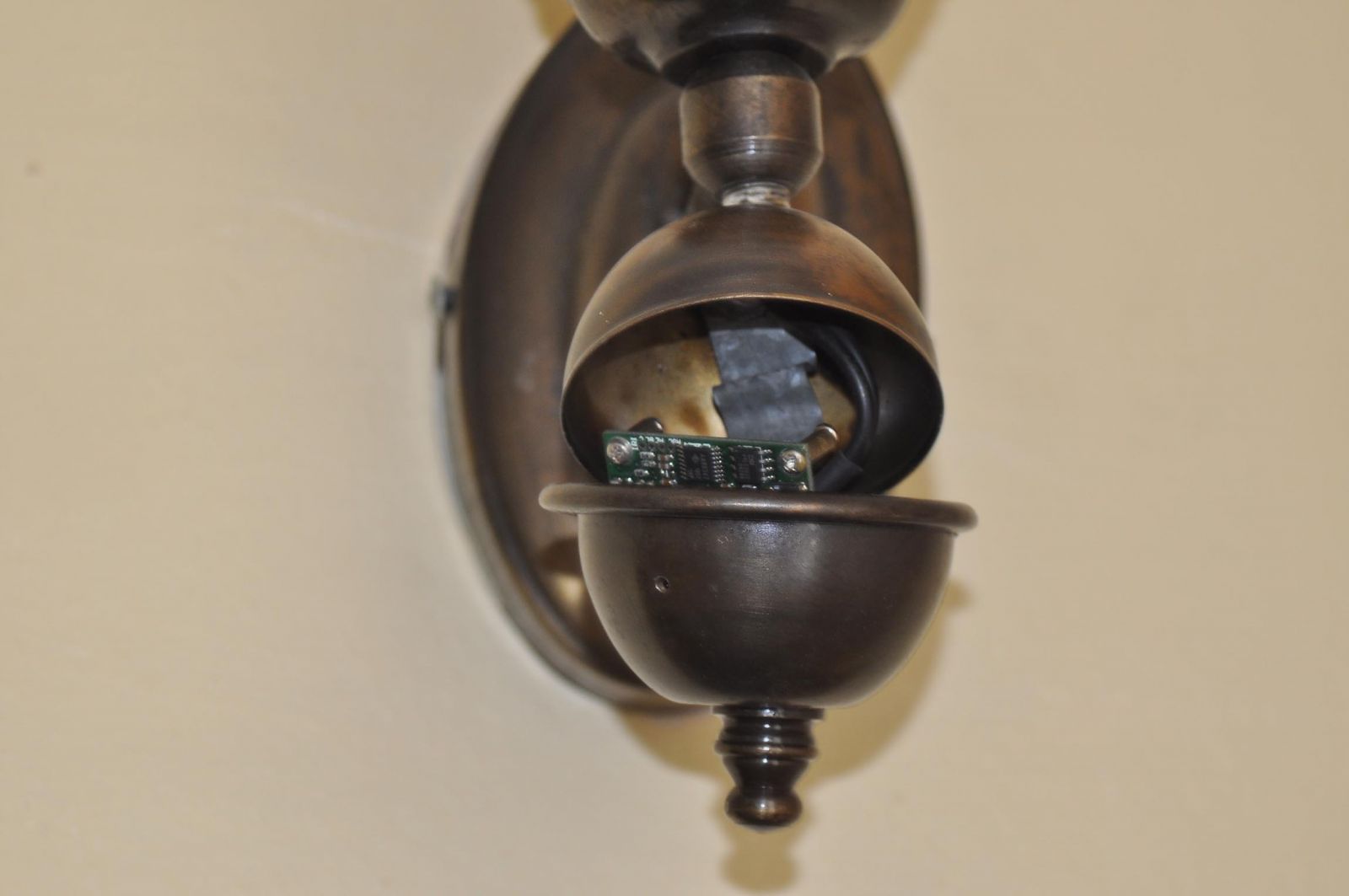 Temizlik görevlileri buldu! Duvar Lambalarının içinden çıktı