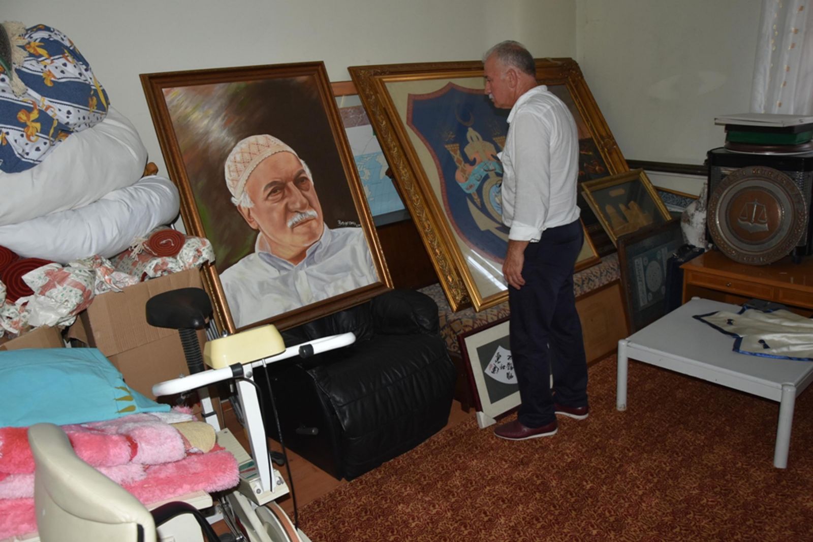 Polis dolaptaki ipi çekince FETÖ'nün gizli odası ortaya çıktı