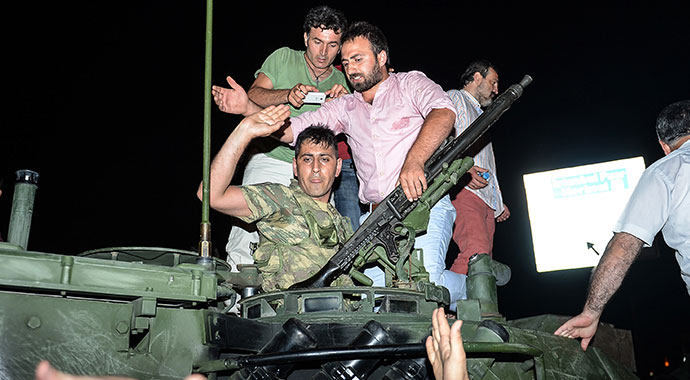FETÖ hamisi CHP’li geçmişi unuttu!