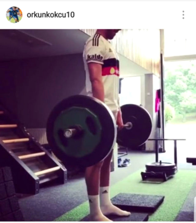 Feyenoord'un genç yıldızı Orkun Kökçü, Beşiktaş formasıyla fotoğrafını paylaştı