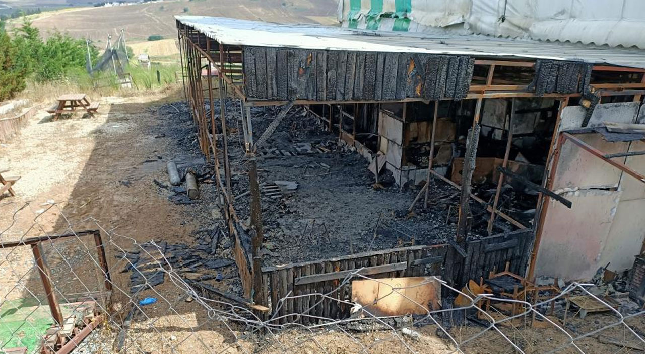 Halı saha deposunda çıkan yangını söndürmeye giden ekipler ceset buldu