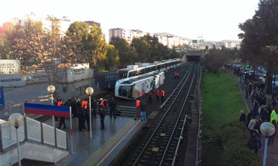 İzmir'de metro kazası; yaralılar var