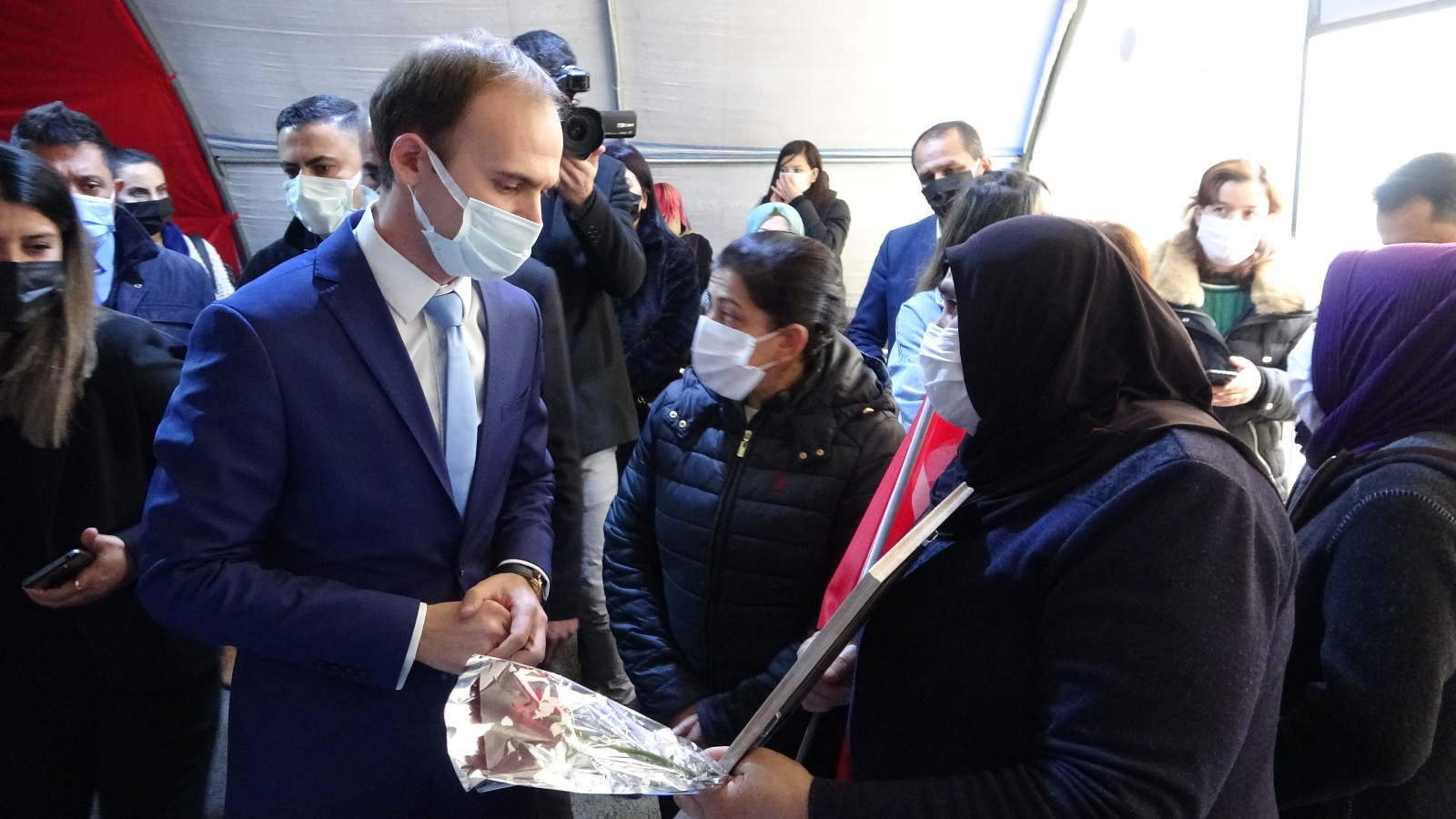 Evlat nöbetinde ailelere destekler devam ediyor