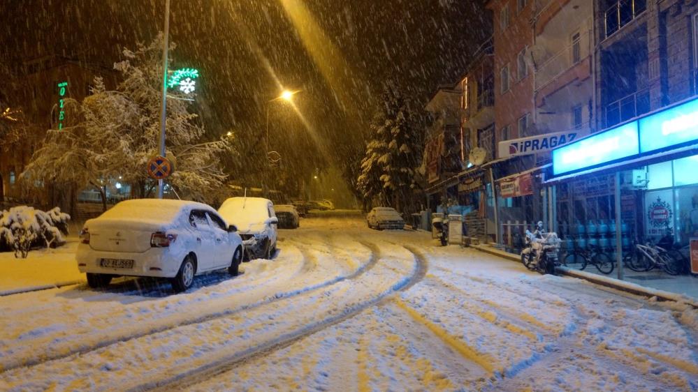 Denizli'de kar kalınlığı 20 cm'e ulaştı, okullar tatil edildi