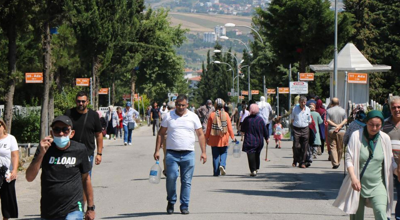 Şehitlikte hüzünlü bayram: Kapıyı açan yok, oğlum sarılmıyor Şehitlikte hüzünlü bayram: Kapıyı açan yok, oğlum sarılmıyor