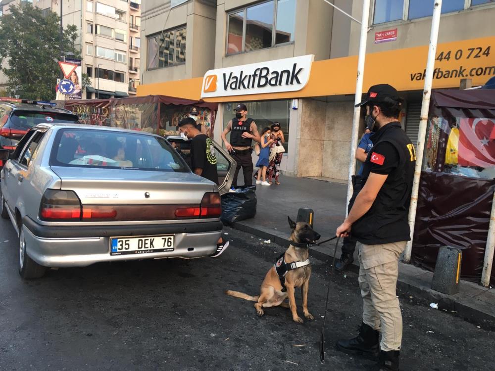 İstanbul’da 'Yeditepe Huzur' uygulaması! Narkotik köpekleri araçları didik didik aradı
