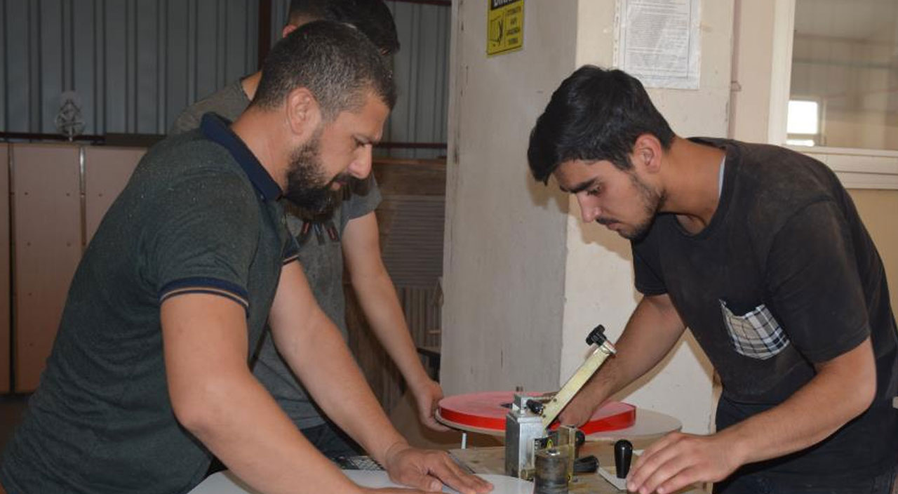 Fabrika gibi okulda öğrenciler harıl harıl çalışıyor! 3 milyon ciro elde etti