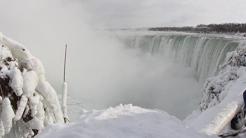 Niagara Şelaleleri'nden buz akıyor