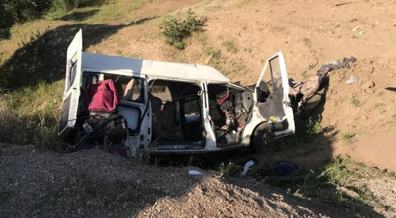İşçileri taşıyan minibüs uçuruma yuvarlandı! Ölü ve yaralılar var