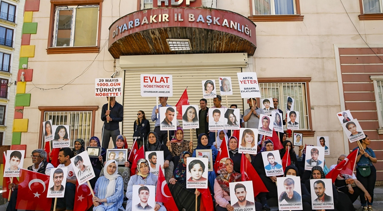 Dünya tarihine geçtiler! 1107 gündür teröre karşı direnen annelerin zaferi...