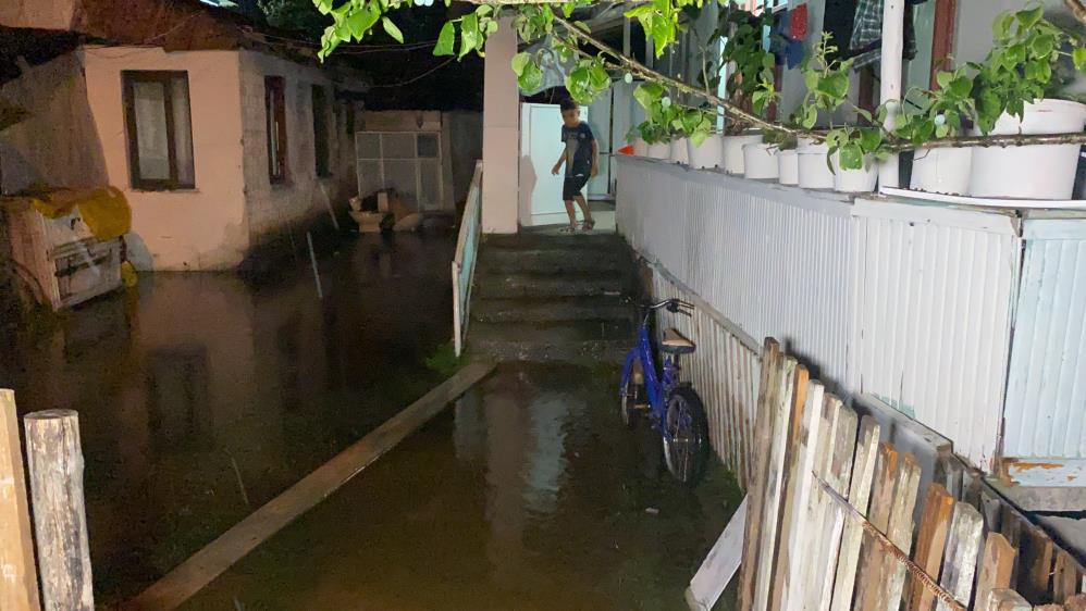 Dere taştı, kanalizasyon patladı! 2 aile mahsur kaldı