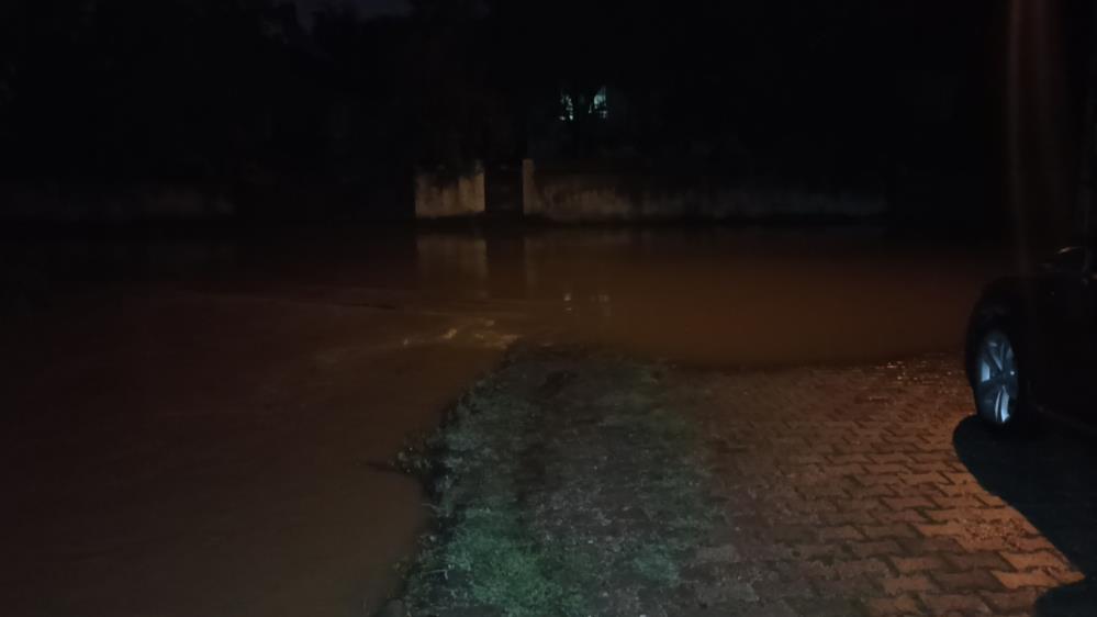 Dere taştı, kanalizasyon patladı! 2 aile mahsur kaldı