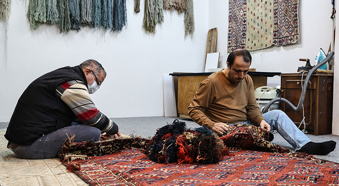 3 nesildir en değerli antika halıları halıyla tamir ediyor