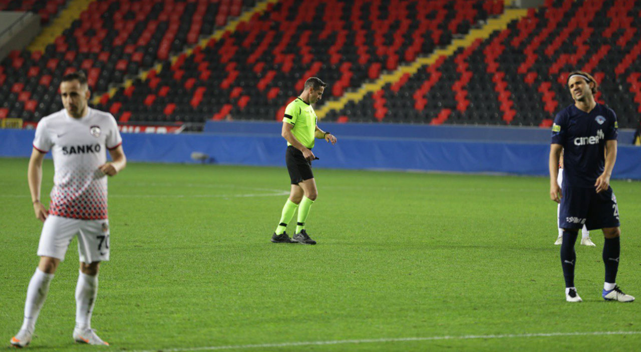 Türk futbolunda tarihi olay! Maçı erken bitirdi, futbolcuları geri çağırdı