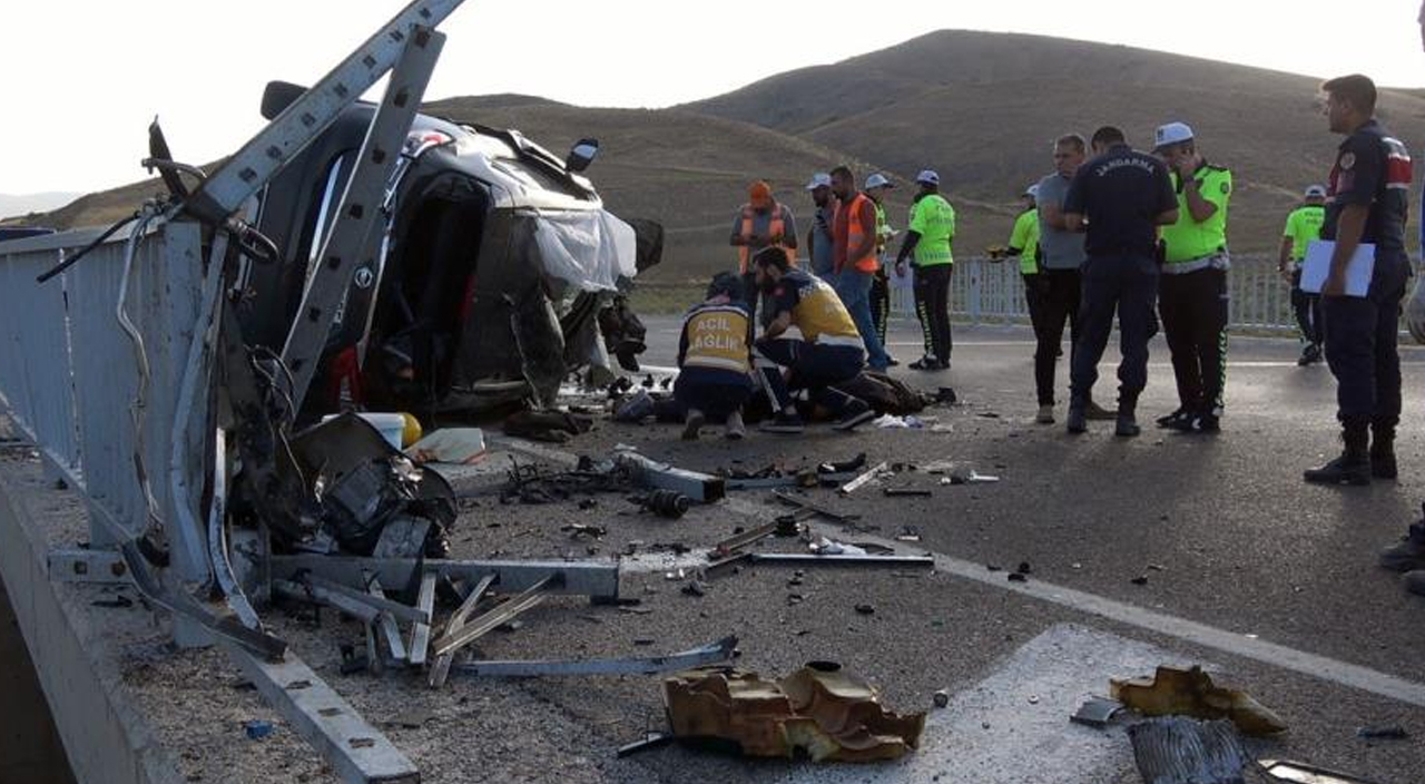 Korkunç kaza! Otomobil köprü bariyerine çarpınca olan oldu: 3 ölü, 1 yaralı Korkunç kaza! Otomobil köprü bariyerine çarpınca olan oldu: 3 ölü, 1 yaralı