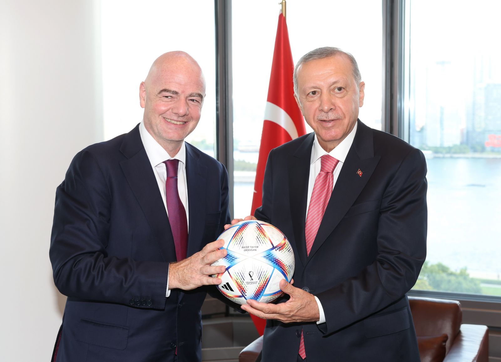FIFA Başkanı Infantino'dan Erdoğan'a özel hediye!