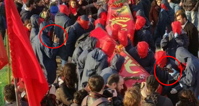 Terörist cenazesini ellerindeki uzun namlulu silahlarla böyle beklediler Terörist cenazesini ellerindeki uzun namlulu silahlarla böyle beklediler