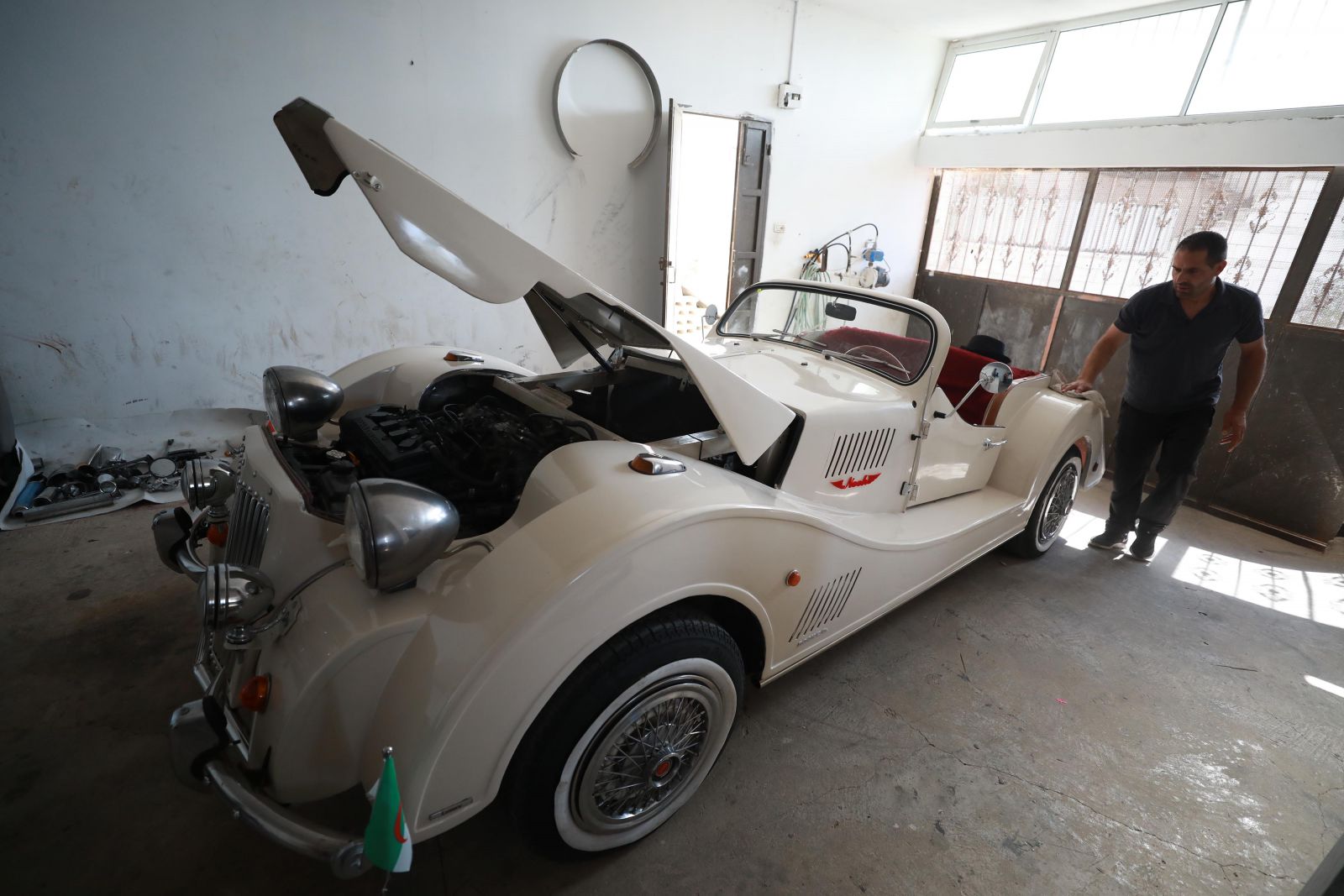 Filistinli genç karantinada klasik araç yaptı Filistinli genç karantinada klasik araç yaptı