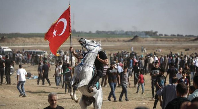 Filistinli gençten İsrail'e Türk bayraklı protesto
