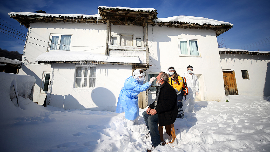 Filyasyon ekiplerinin dağ köyünde ulaşıp aşı yaptığı Selim dede gözyaşlarını tutamadı