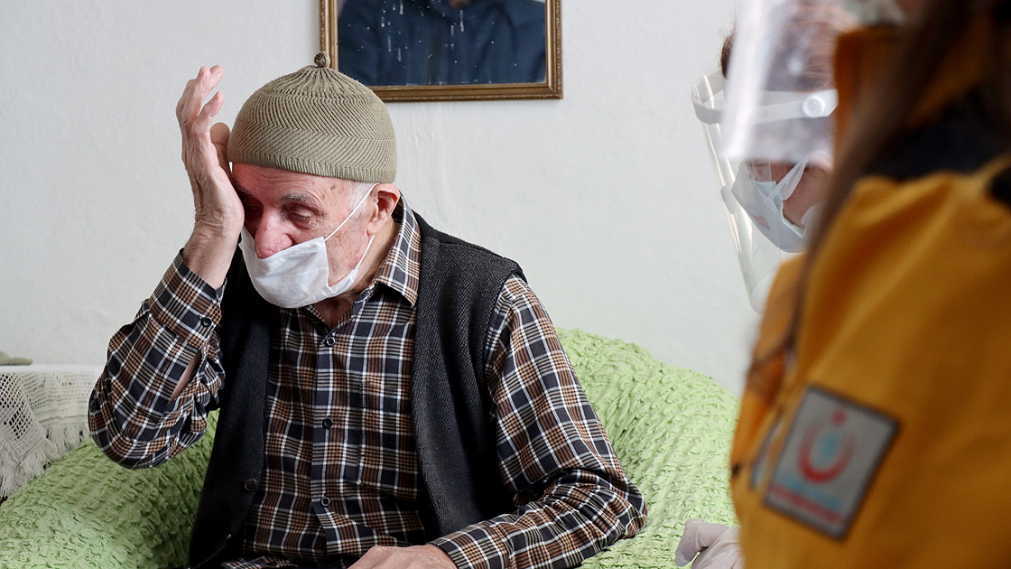 Filyasyon ekiplerinin dağ köyünde ulaşıp aşı yaptığı Selim dede gözyaşlarını tutamadı