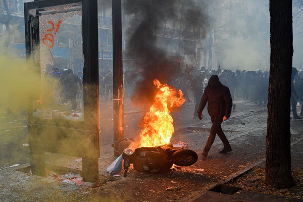 Fransa sokakları  alev alev yanıyor