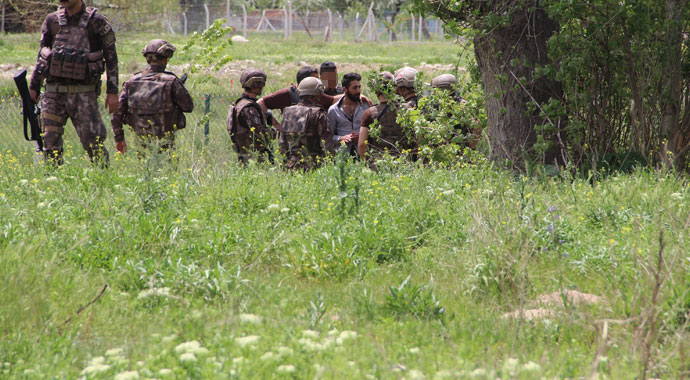 Silahlı firarinin teslim olma anı saniye saniye görüntülendi