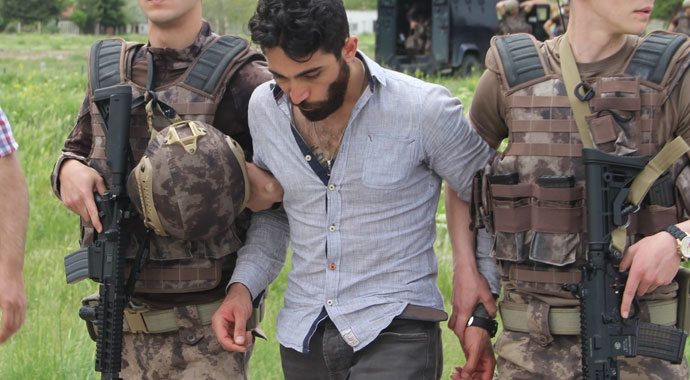 Silahlı firarinin teslim olma anı saniye saniye görüntülendi