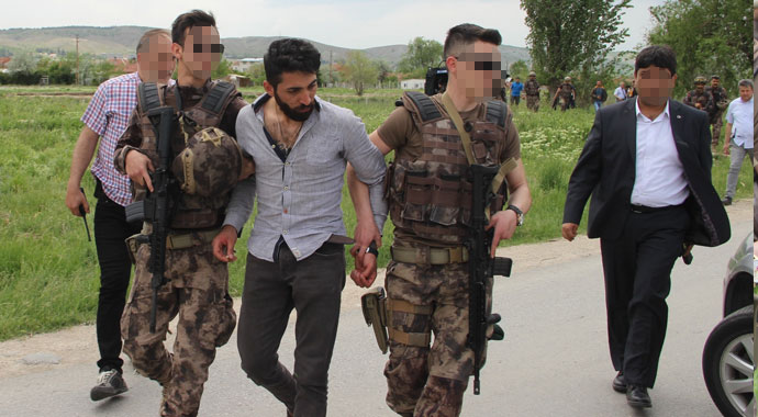 Silahlı firarinin teslim olma anı saniye saniye görüntülendi