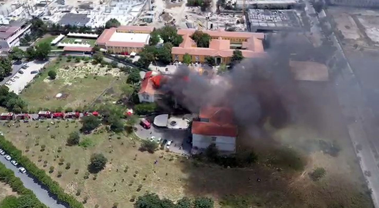Zeytinburnu'nda hastanede yangın! Yangın söndürüldü, hastanenin çatısı çöktü