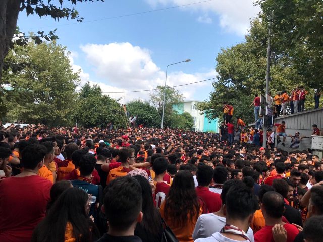 Galatasaray taraftarı akın akın havalimanında! Galatasaray taraftarı akın akın havalimanında!