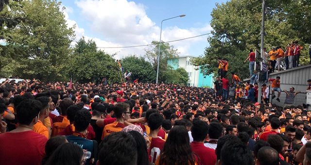 Galatasaray taraftarı akın akın havalimanında! Galatasaray taraftarı akın akın havalimanında!
