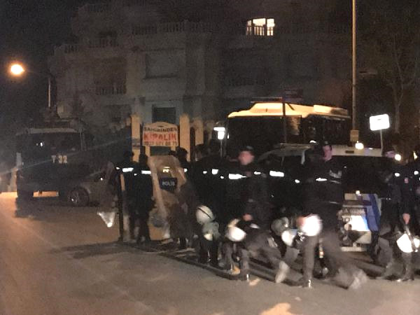 Galatasaray taraftarı Florya'ya akın etti, polis TOMA ile önlem aldı