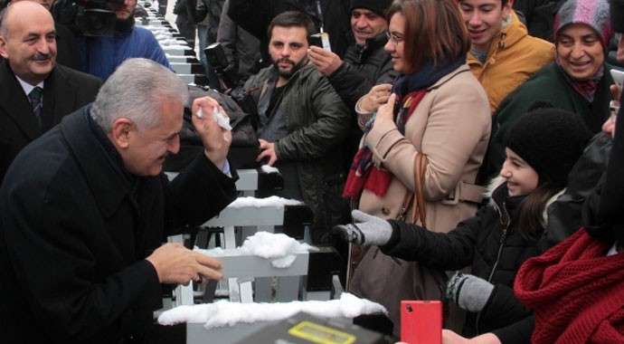 Başbakan Yıldırım küçük kızla kartopu oynadı