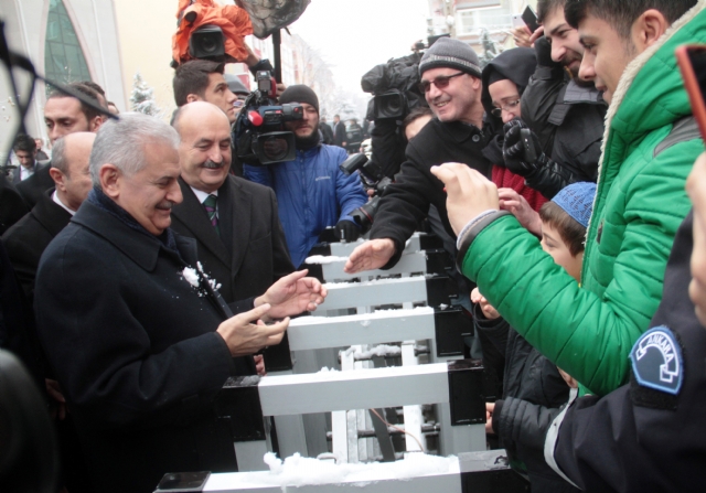 Başbakan Yıldırım küçük kızla kartopu oynadı