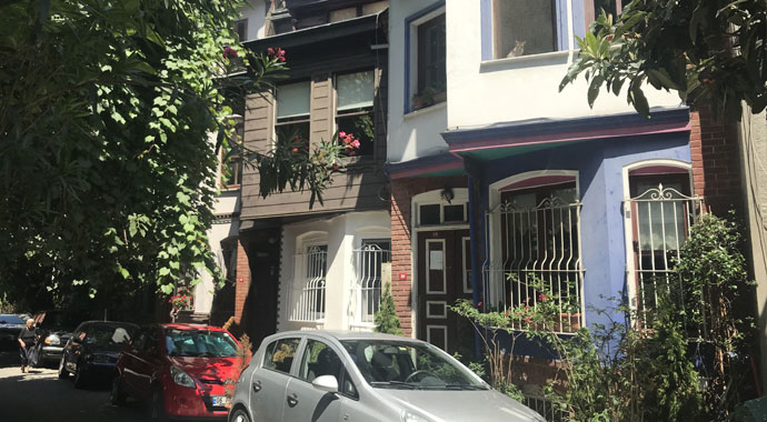 Evinin önünde fotoğraf çektiren gelin-damatlar ev sahibini canından bezdirdi