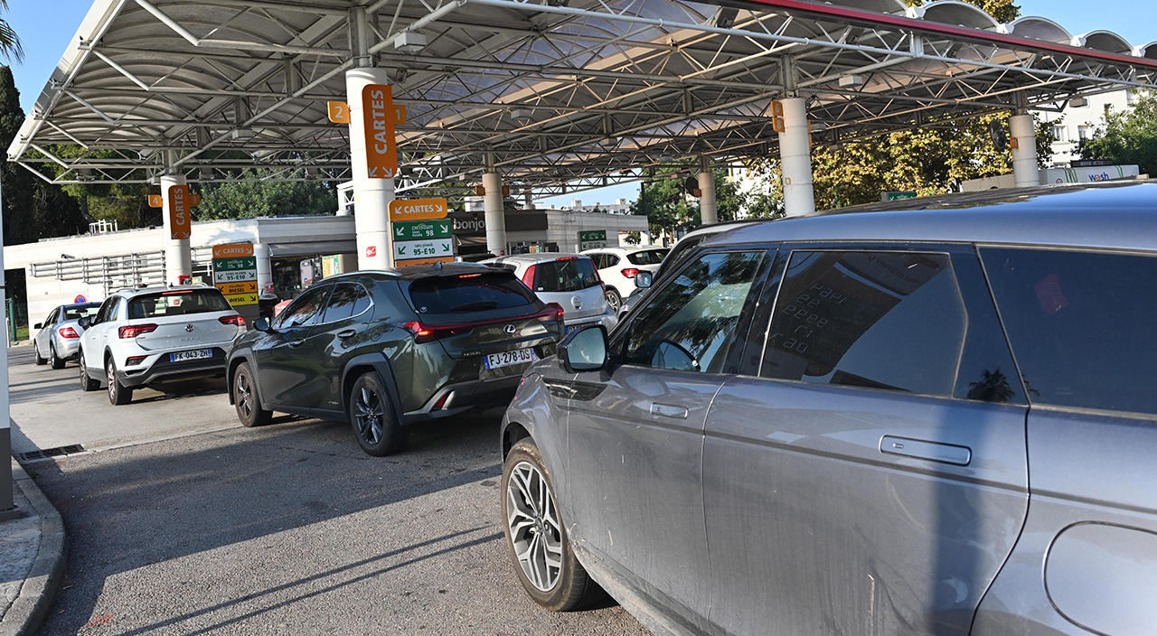 Avrupa ülkesinde benzin kuyrukları! Tedarik sıkıntısı sağlık hizmetlerini sekteye uğrattı