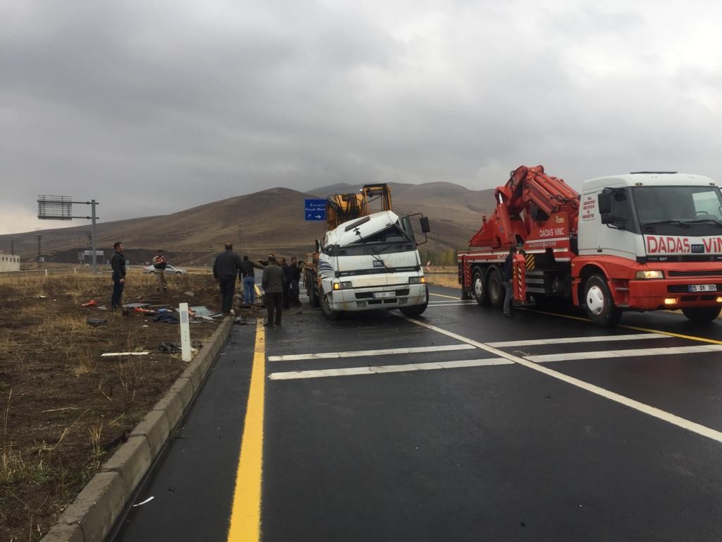 Freni patlayan vinç yan yattı, trafik felç oldu