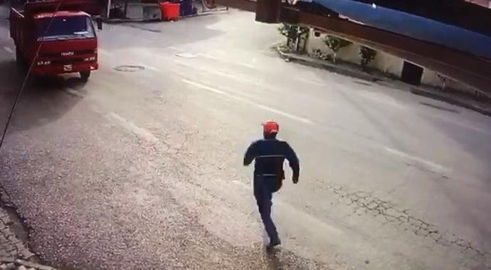 Park ettiği kamyonun freni boşalınca peşinden koştu